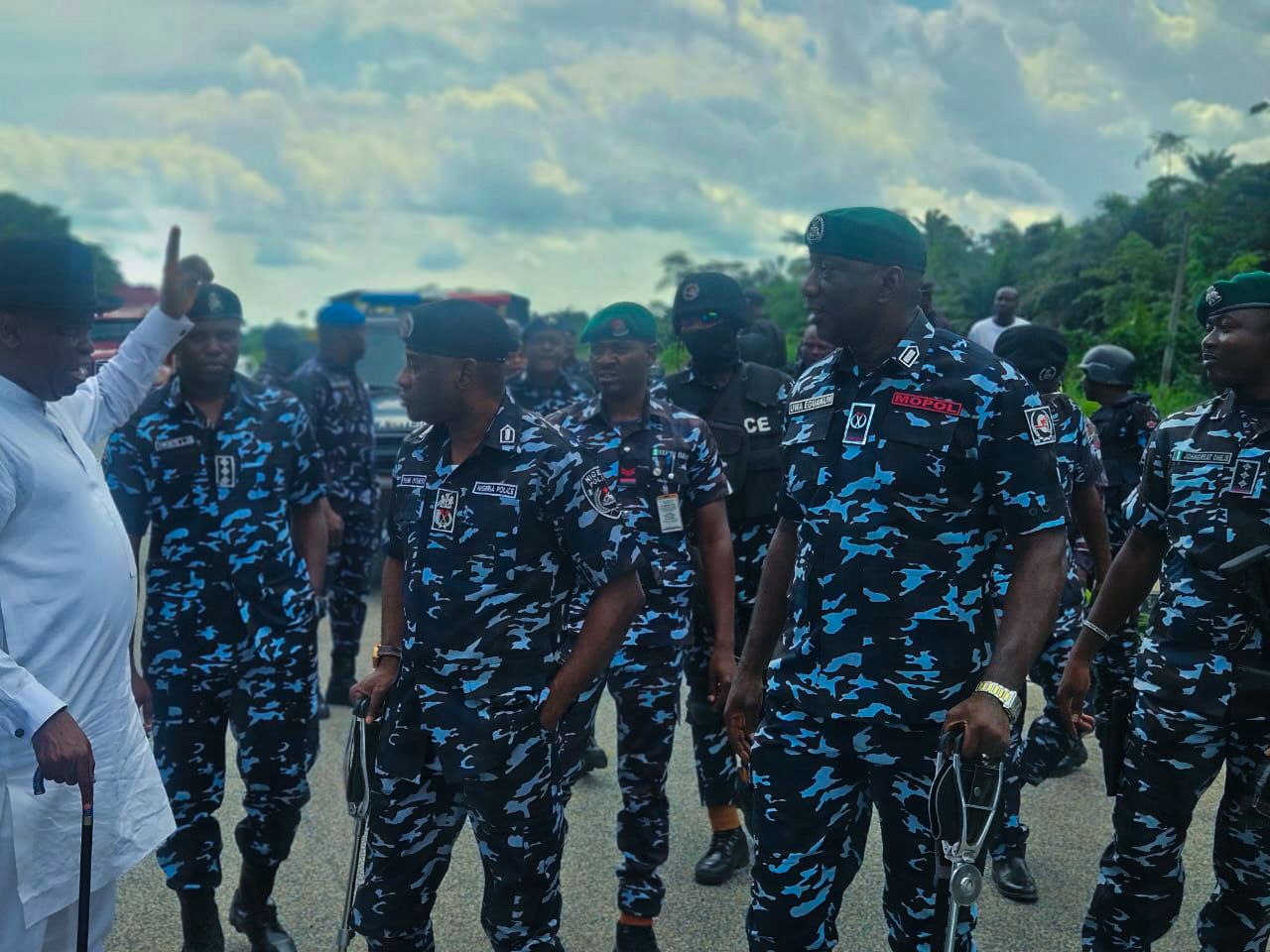 Delta: CP Oyeniyi Warns Officers Against Rights Abuse, To Dress Smartly, As He Tours Volatile Spits